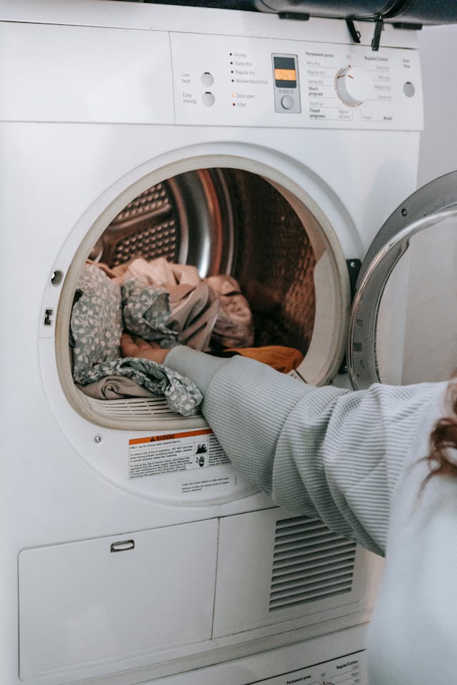 Vetements mis à la machine à laver pour enlever les taches de gras